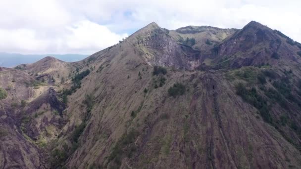 Luchtvlieg boven Mt Batur kraterholte, verlaten as vulkaan helling met rotsen — Stockvideo