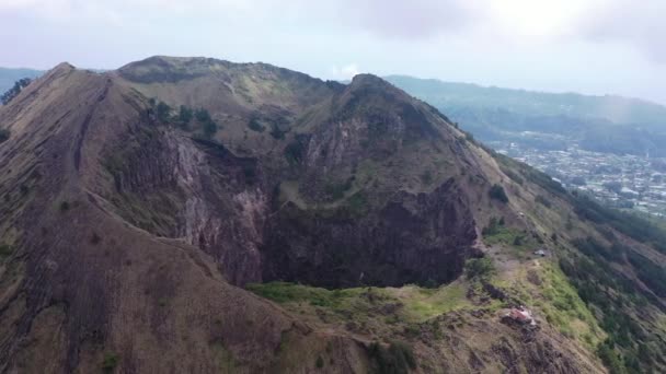 Vista aerea dall'alto del vulcano Batur è uno dei luoghi più popolari per i turisti escursionisti da visitare all'alba. Bali, Indonesia 4K — Video Stock