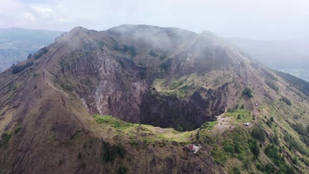 Vista aérea estática del cráter Batur Batur. Avión no tripulado del cráter del volcán Monte Batur al amanecer en Bali Indonesia — Vídeo de stock