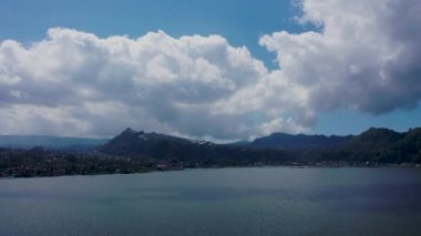 Kintamani, Bali, Endonezya 'daki Batur volkanı kraterindeki Batur gölünün dramatik hava görüntüleri.