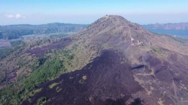 Aktif bir volkan olan Batur Dağı, Bali, Endonezya 'dan eski bir lav akıntısı ve volkanik kayanın üzerinde uçan hava aracı görüntüsü