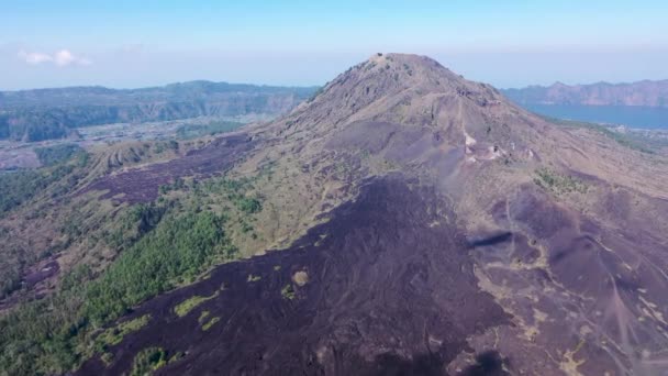 Vista aérea de drones volando sobre un antiguo flujo de lava y roca volcánica desde un volcán activo Monte Batur, Bali, Indonesia — Vídeos de Stock