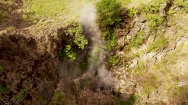 Batur Dağı, Bali, Endonezya 'nın içindeki bir bacadan buhar yükseliyor. Aktif bir volkanın kalderasının içinde yürüyüş yapmak. Popüler turist eğlencesi. Duman ve gazlar volkandan çıkıyor.