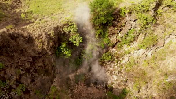 Пар поднимается из вентиляции внутри кратера горы Батур, Бали, Индонезия. Прогулка внутри кальдеры действующего вулкана. Популярная туристическая достопримечательность. Дым и газы, выходящие из вулкана — стоковое видео