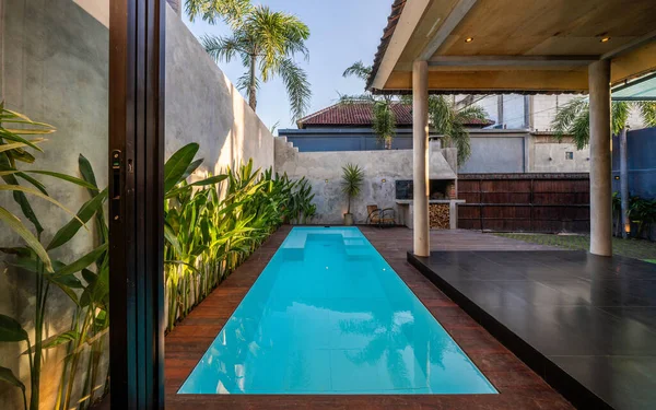 Zona de parrilla en la villa junto al mar. Un gran patio con una parrilla de piedra y una cocina abierta de piedra blanca — Foto de Stock