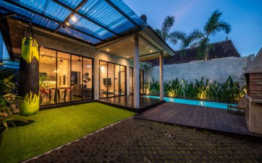 Modern villa, gece manzarası, havuz kenarından manzara.
