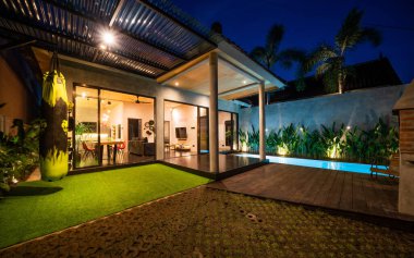 Canggu, Bali, Endonezya, 16 Temmuz 2021 gece lüks yüzme havuzu ve villa.