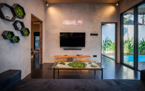 Canggu, Bali, Indonesië, 16 juli 2021. Design woonkamer met bank en lamp — Stockfoto