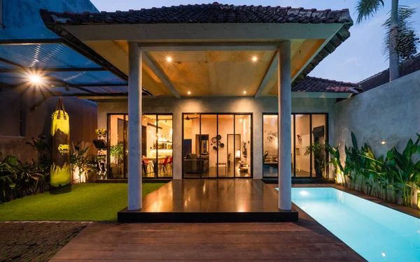 Canggu, Bali, Indonesia, 16 July 2021..Luxury swimming pool and villa at night — Stock Photo, Image
