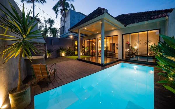 Canggu, Bali, Indonesia, 16 de julio de 2021.. Piscina de lujo y villa por la noche —  Fotos de Stock