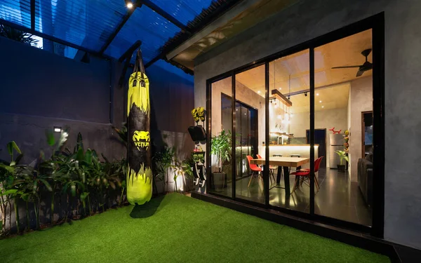 Canggu, Bali, Indonesia, 16 de julio de 2021. Nueva arquitectura, hermosa casa moderna al aire libre por la noche —  Fotos de Stock