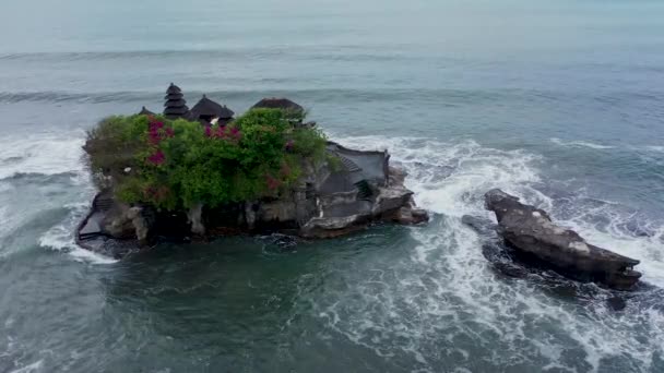 Tanah Lot Temple sobre a rocha no mar. Hinduísmo antigo local de adoração. Luz solar. Vista aérea. Bali, Indonésia — Vídeo de Stock