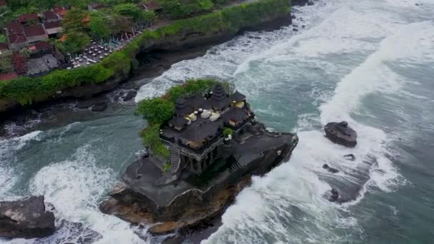 Denizde kayadaki Tanah Lot Tapınağı. Eski Hinduizm ibadet yeri. Güneş ışığı. Hava görüntüsü. Bali, Endonezya — Stok video
