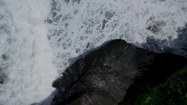Bali 'deki Tanah Lot tapınağındaki Bali Hindu Tapınağı' nın kayalık sahillerinde dalgalar kopuyor. — Stok video