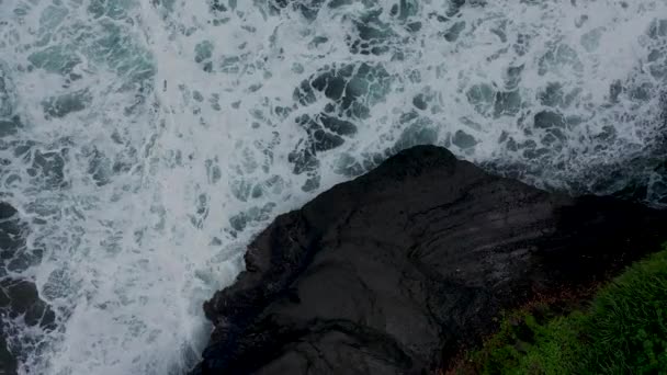 DJI 'nin Beraban, Kediri, Tabanan, Bali Endonezya' daki okyanus ve Tanah Lot Tapınağı 'na ait görüntüleri. Okyanus, dalgalar, sahil, köy ve çevre — Stok video