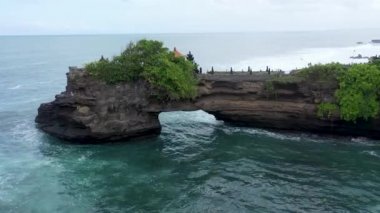 Pura Batu Bolong Tapınağı kaya oluşum köprüsü, Tabanan, Bali, Endonezya. Bu küçük Hindu tapınağı, Bali 'nin popüler bir turist ve kültür ikonu olan Pura Tanah Lot' un kuzeyine çok yakın bir mesafedeydi.