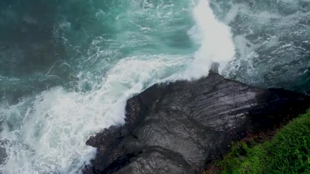 Bali 'deki Tanah Lot tapınağındaki Bali Hindu Tapınağı' nın kayalık sahillerinde dalgalar kopuyor. — Stok video
