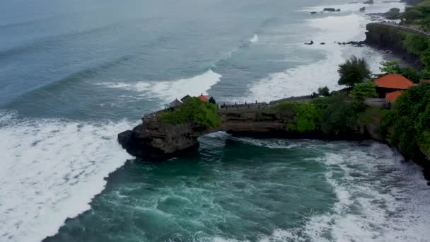 Pemandangan udara dari kuil Batu Bolong di Lombok. Candi Batu Bolong terletak di dekat pantai, di jalan yang sama yang membawamu ke pantai Senggigi — Stok Video