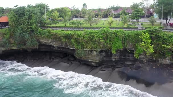 Híres Templom Tanah Lot Bali Indonézia. Sziklás part Batu Bolong templomnál. — Stock videók