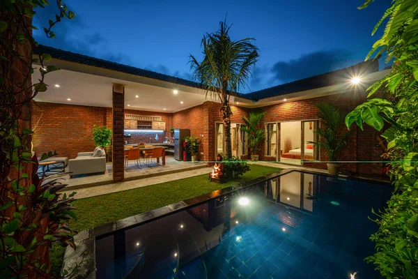 Eksterior rumah baru yang mewah dengan kolam renang dan langit berwarna-warni di senja hari — Stok Foto