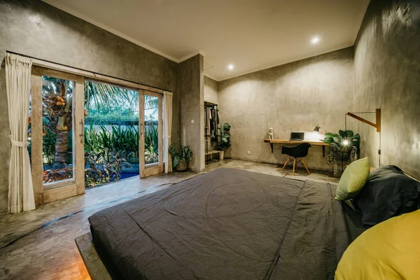 Dormitorio de lujo con cama de madera moderna en estilo loft habitación de diseño de interiores — Foto de Stock