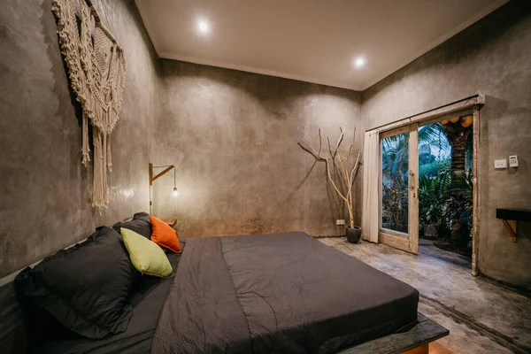 Dormitorio de lujo con cama de madera moderna en estilo loft habitación de diseño de interiores — Foto de Stock