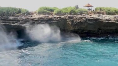 Endonezya, Bali 'deki Nusa Lembongan' da dalgaların sert çarptığı dramatik Şeytanların gözyaşı sahili.