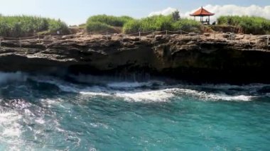 Endonezya, Bali 'deki Nusa Lembongan' da dalgaların sert çarptığı dramatik Şeytanların gözyaşı sahili.