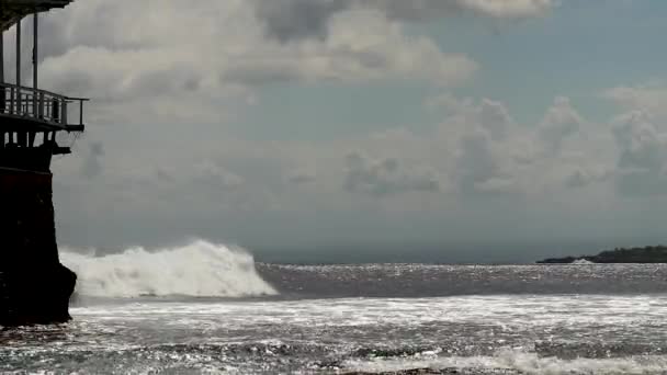 4K dalgaların yaz mevsiminde gün batımında sahile çarptığı görüntüler. — Stok video