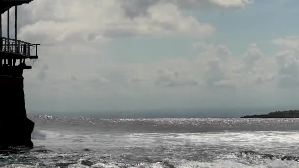 Extreme Wave menghancurkan pantai, Lautan Besar Indah Gelombang, kekuatan mengagumkan gelombang melanggar batu berbahaya — Stok Video