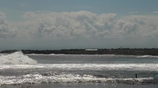 Extreme Wave crushing coast , Large Ocean Beautiful Wave, Awesome power of waves breaking over dangerous rocks — Stock Video