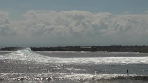 Costa de esmagamento de ondas extremas, grande oceano Bela onda, incrível poder de ondas quebrando sobre rochas perigosas — Vídeo de Stock