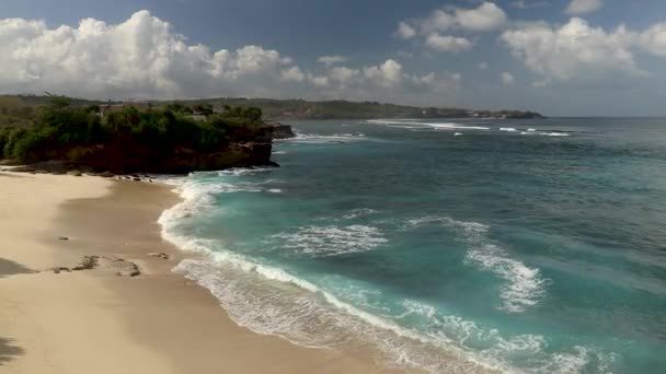 Sanft schäumende Wellen am weißen Sandstrand, Pantai Beach, Semeti, Lombok, Bali, Indonesien, Drohnenaufnahme — Stockvideo