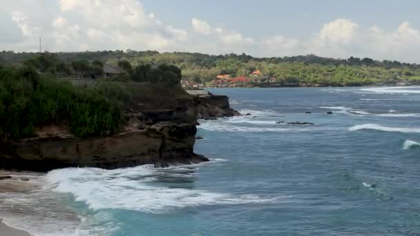 Lichte schuimende golven wassen op het witte zandstrand, Pantai Beach, Semeti, Lombok, Bali, Indonesië, Luchtfoto drone gevestigd schot — Stockvideo