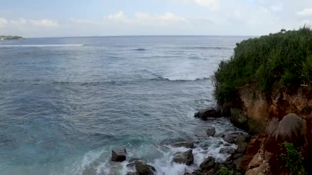 Sanft schäumende Wellen am weißen Sandstrand, Pantai Beach, Semeti, Lombok, Bali, Indonesien, Drohnenaufnahme — Stockvideo