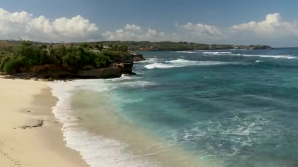 Pantai, laut, pasir, gelombang. Pantai tropis, langit biru, awan laut dan paradise.Philippines El Nido 4K konsep video Travel. Penanda waktu — Stok Video