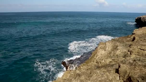 Belo mar azul-turquesa. Ondas oceânicas tempestuosas contra rochas costeiras. Azul-turquesa aqua aqua aqua aqua. Brilhante paisagem marinha brilhante da costa mediterrânica — Vídeo de Stock