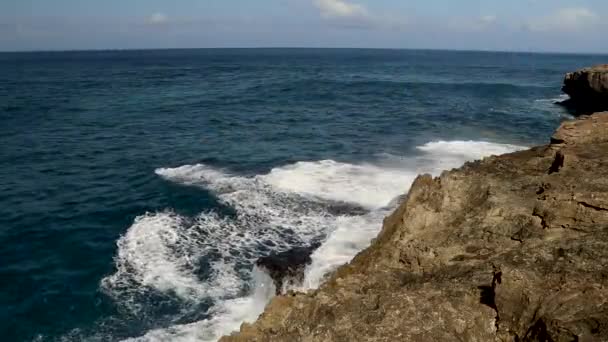 Extreme Golf verpletterende kust, Grote Oceaan Mooie Golf, Geweldige kracht van golven breken over gevaarlijke rotsen — Stockvideo