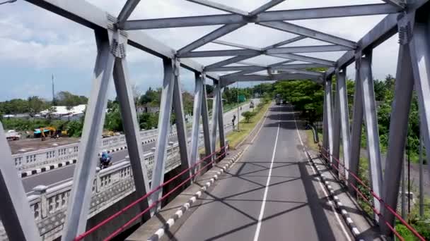 Schüsse aus dem Inneren der Stahlbrücke. Autos und Motorräder fahren über die Brücke — Stockvideo