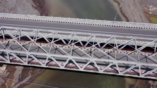 Luftaufnahme der leeren Stahlbrücke über den Fluss. Brücke ohne Autos und Menschen. Quarantäne-Tage. Sperrung während Covid-19 — Stockvideo