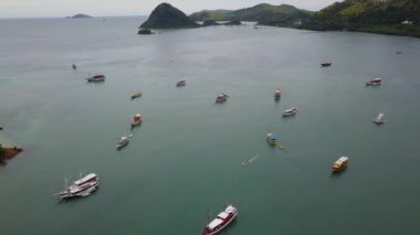 Flores Havacılık Komodo Ulusal Parkı Padur Adası, Rinca ve Pembe Plaj ve Ada Köyleri, Turist tekneleri ve Dağ Sahil Manzarası 'ndan oluşur.