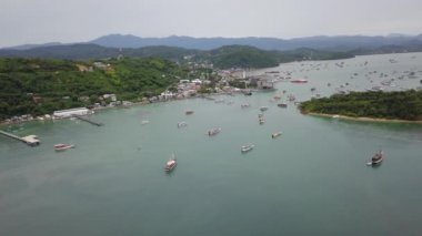 Flores Havacılık Komodo Ulusal Parkı Padur Adası, Rinca ve Pembe Plaj ve Ada Köyleri, Turist tekneleri ve Dağ Sahil Manzarası 'ndan oluşur.