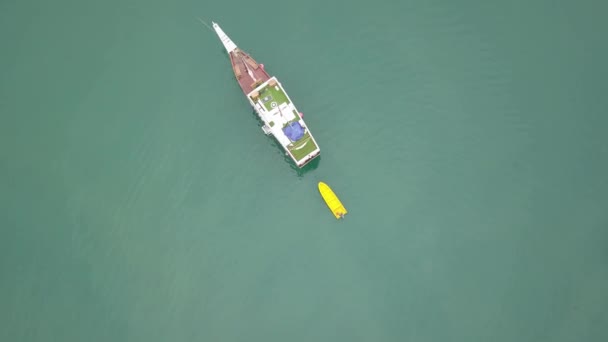Fique no navio Phinisi enquanto aprecia a beleza de Labuan Bajo, Indonésia. Vista aérea da bela paisagem marinha no arquipélago da Ilha das Flores, em Labuan Bajo, perto da Ilha Bali. Tiro em resolução 4k — Vídeo de Stock