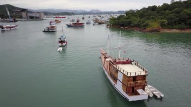 Gemilerin park yeri. Şehir limanı. Endonezya 'nın vahşi adaları. Flores tropik cenneti. Labuan Bajo. İHA saldırısı. Vahşi plajlar, mavi logonlar, mercan resifleri, yeşil tepeler. Hava manzaralı. tekne gezisi safarisi. liman