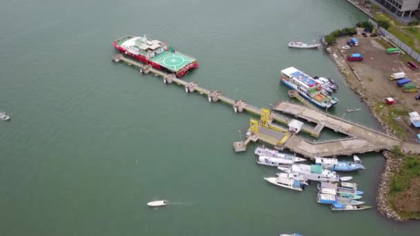 Порт Лабуан Баджо, Комодо, Индонезия. Вид с воздуха с помощью камеры дрона 4k — стоковое видео