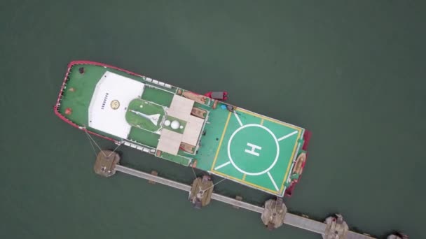 Scatto aereo di un eliporto con punto di atterraggio dell'elicottero. eliporto a bordo di una nave da fuoco nel porto di Labuan Bajo. Vista dall'alto verso il basso — Video Stock