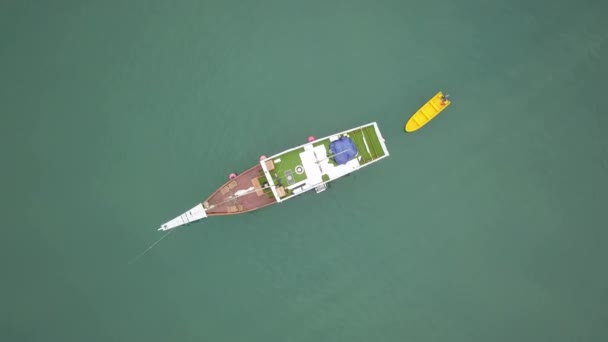 Tetap di kapal Phinisi sambil menikmati Kecantikan Labuan Bajo, Indonesia. Pemandangan udara pemandangan laut yang indah di kepulauan Flores Island di Labuan Bajo dekat Pulau Bali. Ditembak dalam resolusi 4k — Stok Video