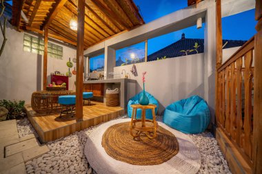 Tropikal bahçede açık çatı katı tarzı mutfak. İyi akşamlar.