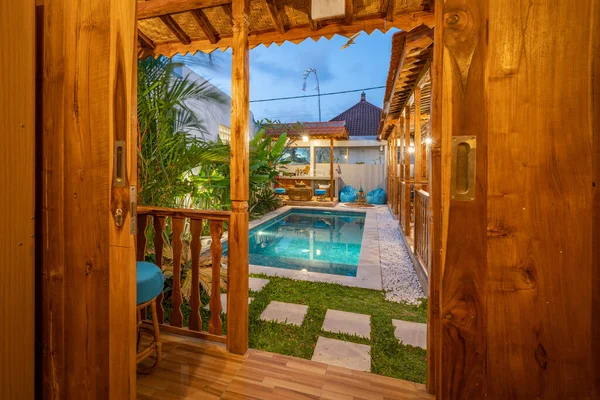Salón con vista a la piscina en casa de madera —  Fotos de Stock