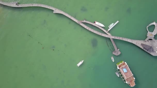 해변에 나무로 된 부두. Aerial Shot of Old Wooden Cruise Ship With Tourist 의 약자입니다. 공중에서 드론에 맞았습니다 — 비디오